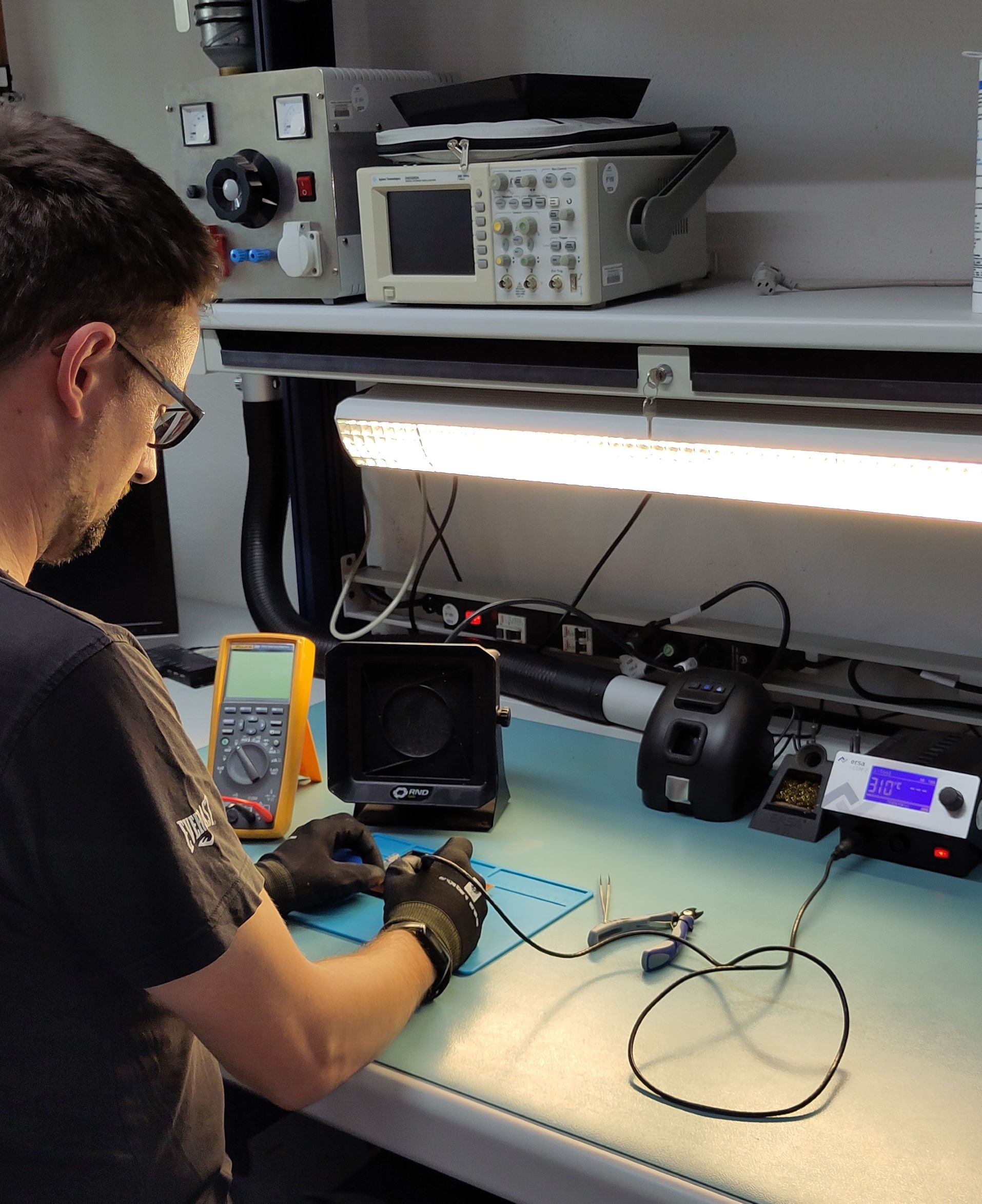 Foto ElektronikerIn neu, Bild: Dirk Espenhahn Foto ElektronikerIn neu, Bild: Dirk Espenhahn