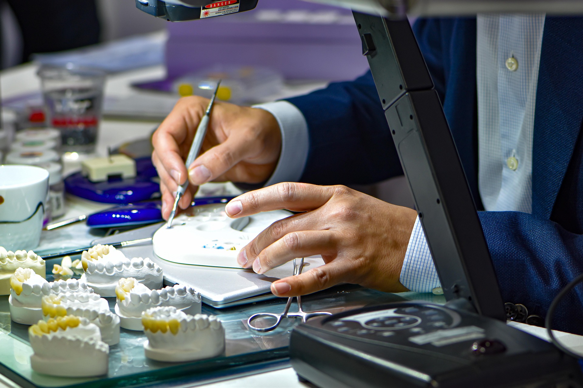Bild Ausbildung Zahntechniker*in
Link: https://pixabay.com/de/photos/zahn%C3%A4rztlich-kronen-techniker-z%C3%A4hne-4610112/ Bild Ausbildung Zahntechniker*in
Link: https://pixabay.com/de/photos/zahn%C3%A4rztlich-kronen-techniker-z%C3%A4hne-4610112/